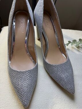 Jewel Badgley Mischka Silver Glitter Pumps Heels Size 7.5 Pointed Toe